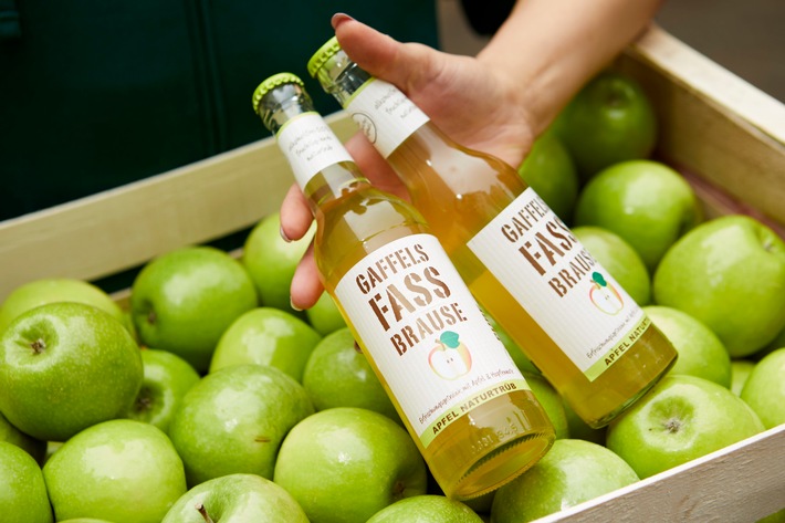 Bild zum Beitrag: Pure Erfrischung: Gaffels Fassbrause kommt mit der neuen Sorte Apfel naturtrüb auf den Markt / Kölner Brauerei ist der Pionier unter den Fassbrausen 