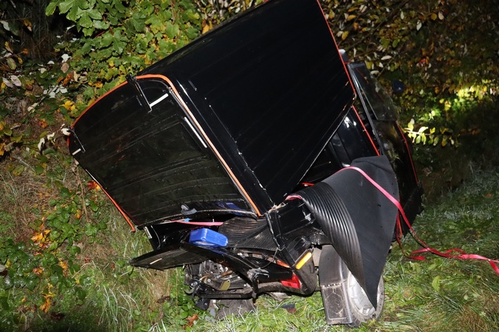 POL-HF: Auffahrunfall - Kastenwagen rutscht in Straßengraben