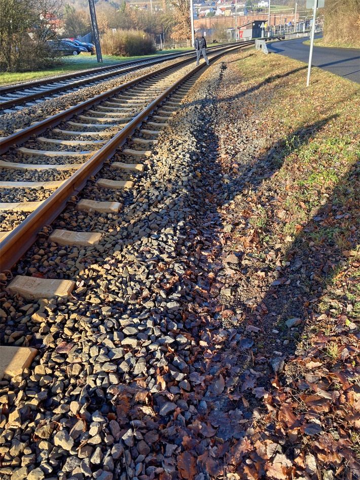 POL-KS: Ins Gleisbett gefahren und Sensoren für Bahnschranke beschädigt: Ermittler fahnden nach unbekanntem Verursacher