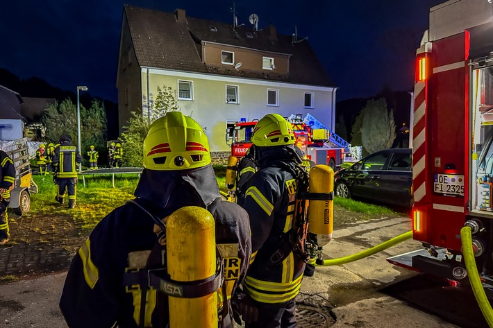 FW Finnentrop: Feuer in Mehrfamilienhaus