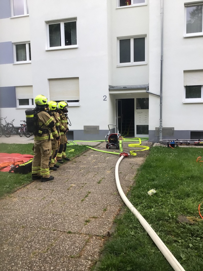 FW Paderborn: Wohnungsbrand mit Menschenleben in Gefahr in Paderborn-Schloß Neuhaus