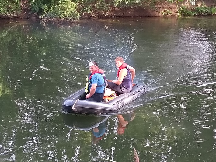 FW-WRN: TH_1 - LZ3 - Junge nach durchschwimmen der Lippe mit Migräne. Nachforderung eines Bootes, Kind von anderer Uferseite retten