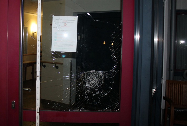 POL-OE: Unbekannter beschädigt Glasfassade einer Pflegeeinrichtung