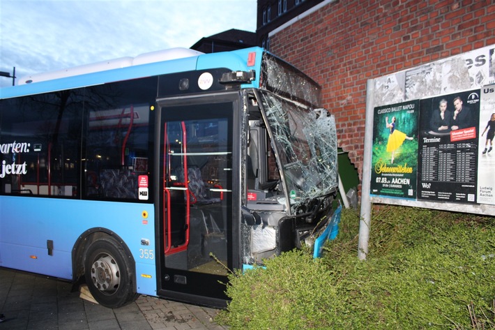 POL-AC: Bus prallt gegen Hauswand - mehrere Verletzte
