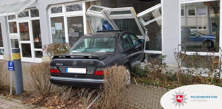 POL-GÖ: (146/2018) Vermutlich Gas mit Bremse verwechselt - Seniorin fährt mit PKW in Fenster einer Bankfiliale in Adelebsen, niemand verletzt