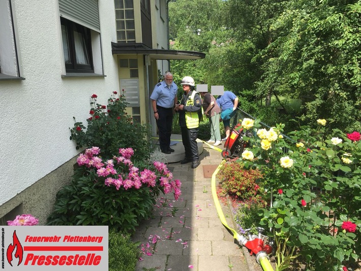 FW-PL: OT-Stadtmitte. Rauchmelder und Brandgeruch riefen Feuerwehr auf den Plan. Mieter nicht zu Hause. Essen vergessen.