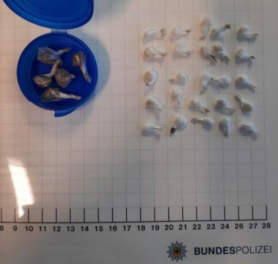 BPOL NRW: Mönchengladbach Hbf - Bundespolizisten beschlagnahmen Betäubungsmittel, Messer und Arzneimittel +++Foto+++