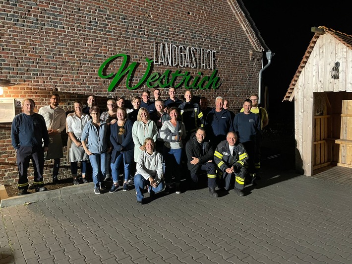 FW-KLE: Freiwillige Feuerwehr Bedburg-Hau und Restaurantmitarbeiter trainieren gemeinsam