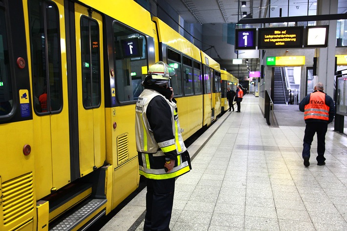 FW-E: U-Bahn-Zug qualmt im Bereich der Antriebssteuerung, U-Bahnhof Rathaus geräumt