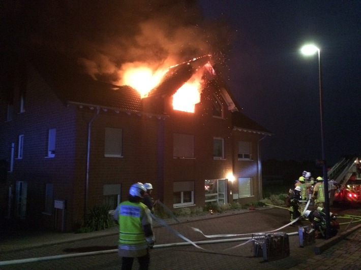 FW-Stolberg: Zwei Schwerverletze und hoher Sachschaden bei Hausbrand - Feuer SOS