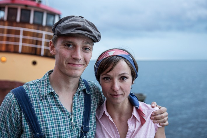 ZDF verfilmt drittes Werk von Siegfried Lenz / Dreharbeiten zu "Die Schweigeminute" mit Julia Koschitz und Jonas Nay (FOTO)