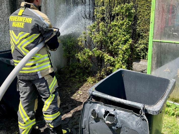 FW Hünxe: Heckenbrand gegenüber der Feuerwache