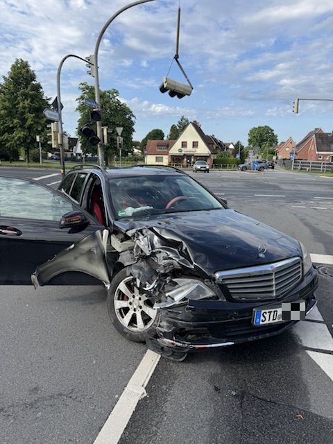POL-STD: Gleich zwei Unfälle auf Kreuzung Bundesstraße 73/Thuner Straße in Stade , Einbrecher in Buxtehuder Wohnhaus