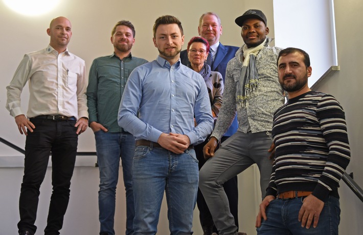 Auf dem Foto, von links nach rechts: Marc Grella, Ahmet Kurnaz, Thomas Piontek, Christa Linke, Polizeipräsident Frank Richter, Kofi Asare, Ibrahim Delshad.