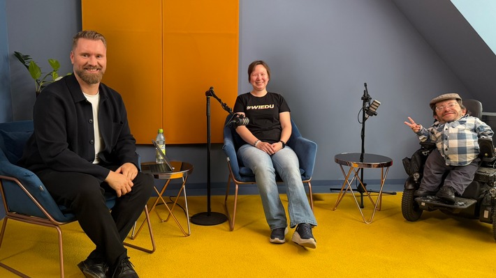 Selten so gelacht #wiedu: Die aktuelle Kampagne von LOUDRARE rückt Humor in den Mittelpunkt - neue Podcastfolge mit Raul Krauthausen jetzt verfügbar