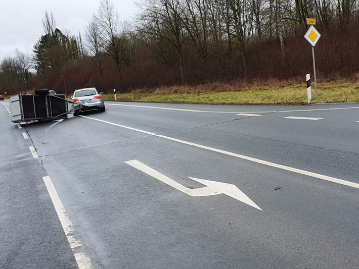 POL-NOM: Anhänger kippt nach Unfall um - 1.500EUR Schaden