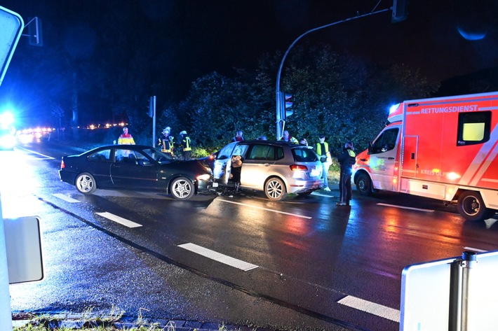FF Olsberg: Schwerer Verkehrsunfall auf B7 bei Antfeld