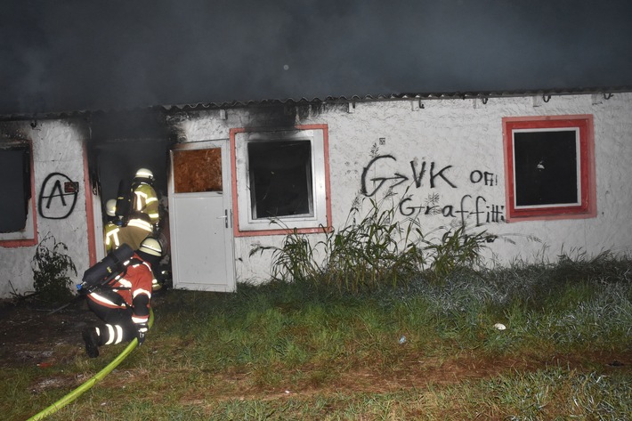 POL-STD: Wohnung in Stader Notunterkunft ausgebrannt, Drei Raubüberfälle bzw. Bedrohungen in Stade - Polizei sucht Zeugen