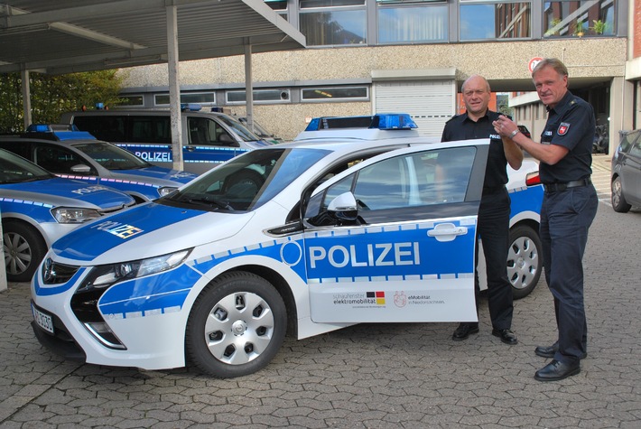 POL-HI: Startschuss für E-Mobilität in der Polizeiinspektion Hildesheim  gefallen - Erster Opel Ampera  wird im Stadtgebiet zum Einsatz kommen.