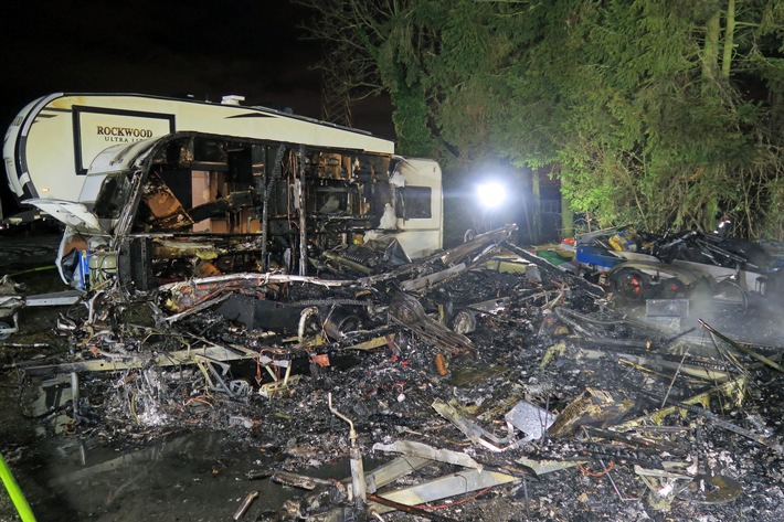 POL-ME: Mehrere Wohnwagen und Container durch Brand zerstört - die Polizei ermittelt - Hilden - 2401081