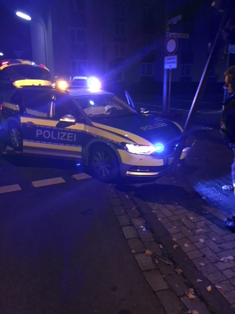 POL-GÖ: (610/2017) Unfall auf dem Weg zum Soforteinsatz - Drei Menschen bei Zusammenstoß zwischen Funkstreifenwagen und VW Caddy leicht verletzt