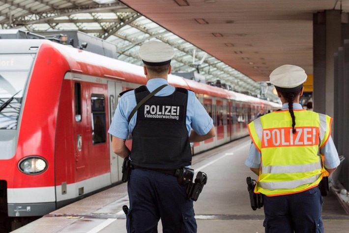 BPOL NRW: Bundespolizei stellt Exhibitionisten in der S11