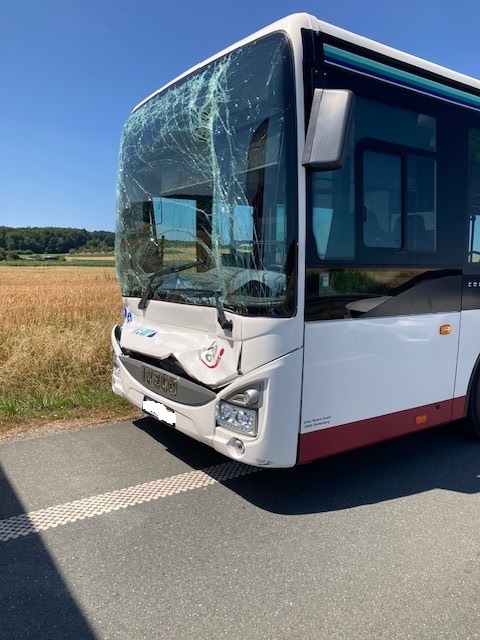 POL-WE: Bus fährt auf Sattelschlepper auf in Butzbach