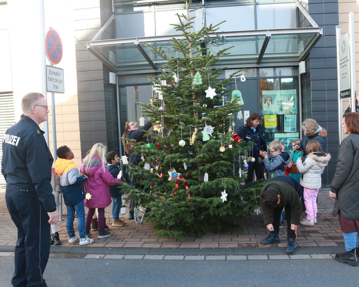 POL-EU: Kinder der OGS schmückten Weihnachtsbaum