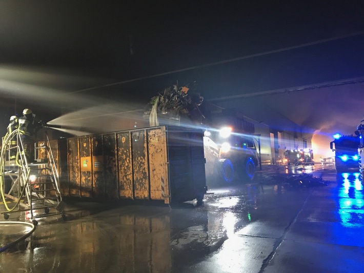 FW-BO: Zweites Update zum Brand der Lagerhalle in Stahlhausen