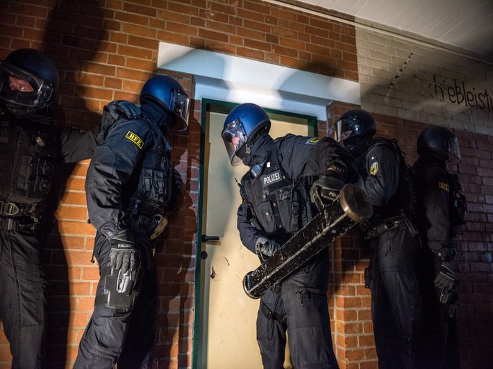 Bundespolizeidirektion München: Rascher Fahndungserfolg nach schwerer Gewaltstraftat am Marienplatz / Wohnungsdurchsuchungen bei Tatverdächtigen