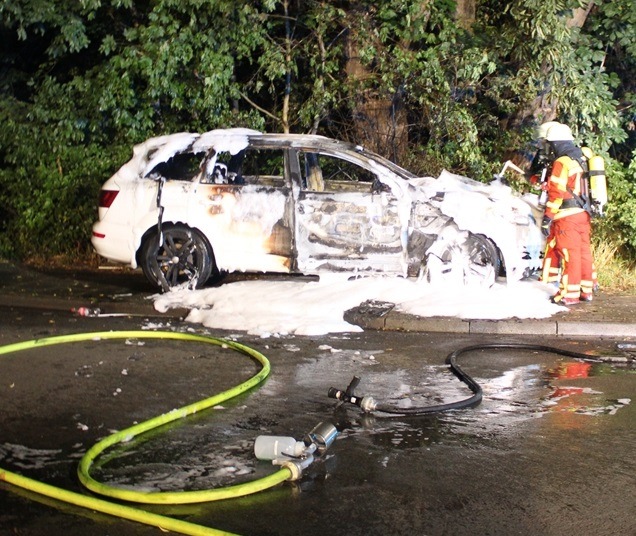 POL-MI: Auto fängt Feuer - Zwei Männer erleiden schwere Verletzungen