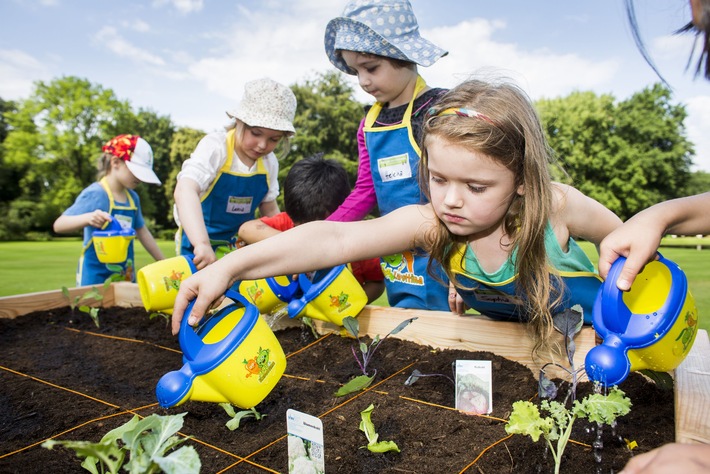 &quot;Wachsen Radieschen im Supermarkt?&quot; / Das Projekt &quot;Gemüsebeete für Kids.&quot; der EDEKA Stiftung macht Kindergartenkinder zu Nachwuchsgärtnern