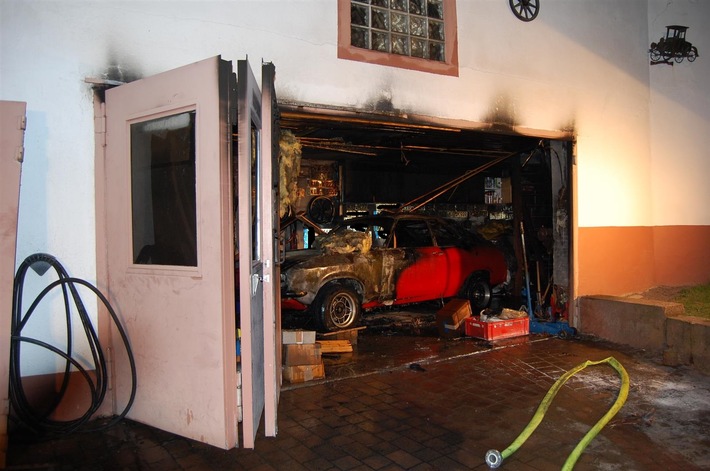 POL-PDKL: Brand einer Garage, Oldtimer zerstört
