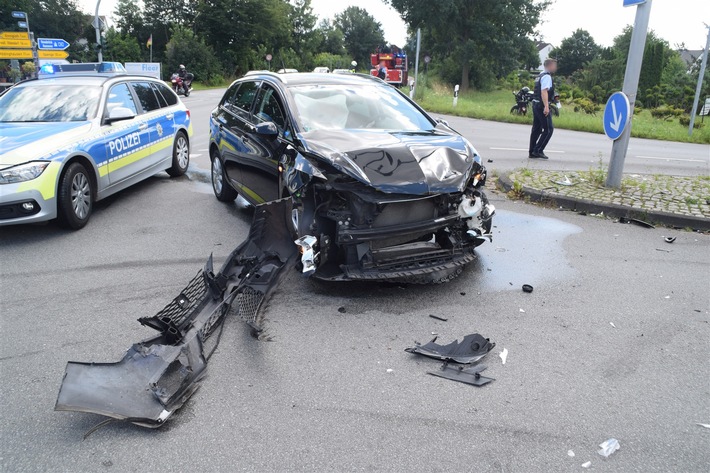 POL-HF: Zusammenstoß im Kreuzungsbereich- Hocher Sachschaden