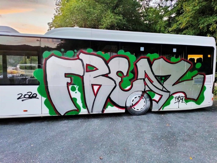 POL-PDMT: Sachbeschädigung durch Graffiti an geparktem Linienbus