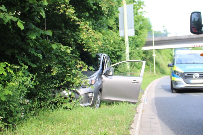 POL-HA: Autofahrerin kommt am Boeler Ring von der Fahrbahn ab - Medizinischer Notfall