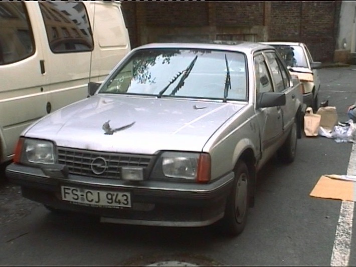 POL-F: Fluchtfahrzeug von vorne: Bild zum Polizeibereicht Nr. 0980 vom 28.7.2000