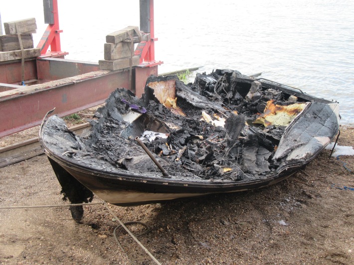 PP-ELT: Brand eines Sportbootes