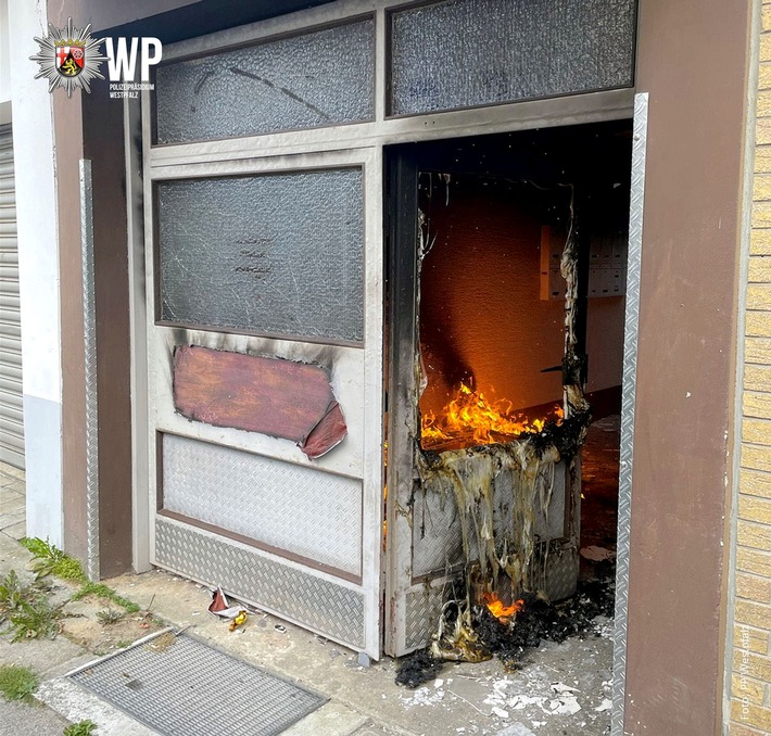 POL-PDKL: Feuer im Hauseingangsbereich