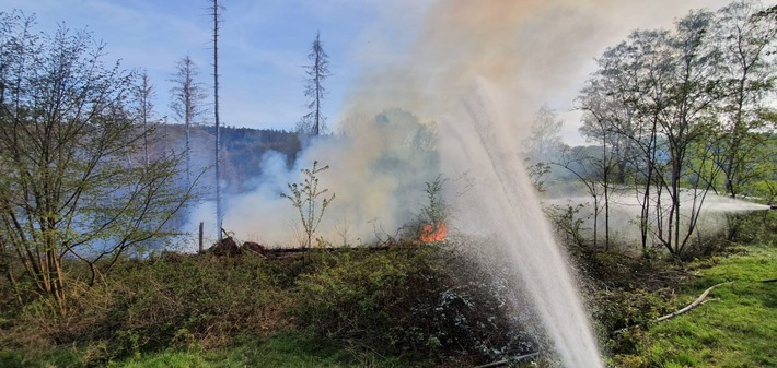 FW-GL: Waldbrand im Stadtteil Bärbroich von Bergisch Gladbach