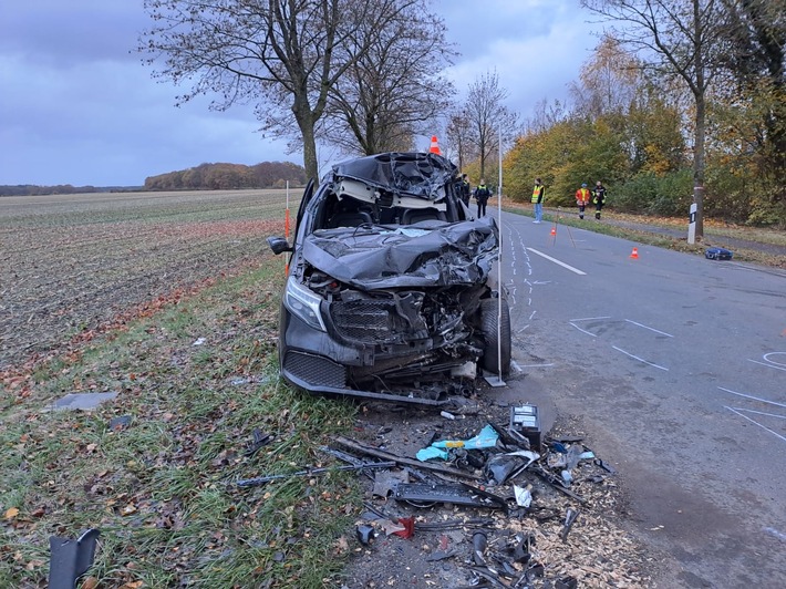 POL-ROW: ++ Unfall beim Überholen - 48-jähriger Autofahrer schwer verletzt ++