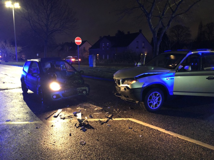 POL-DU: Marxloh: Vorfahrt genommen - Zwei Leichtverletzte bei Abbiegeunfall