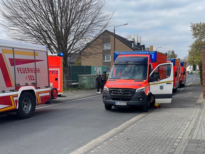 FW Bergheim: Abschlussmeldung Chlorgasunfall: 21 Kinder und drei Erwachsene in Bergheimer Schwimmbad verletzt - Weitere Verletzte bei Unfall auf Autobahn