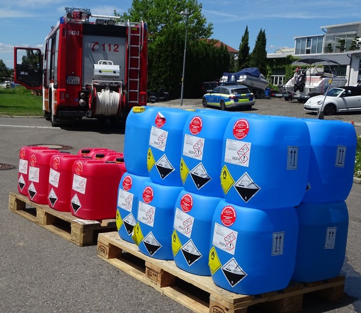 FW Reichenau: Gefahrgutunfall - LKW verliert Salpetersäure