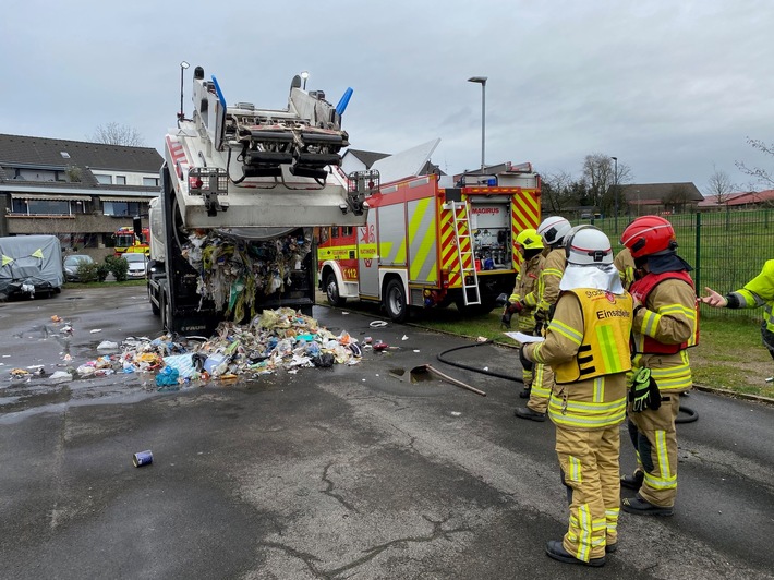 FW Ratingen: Brand in Müllwagen schnell unter Kontrolle