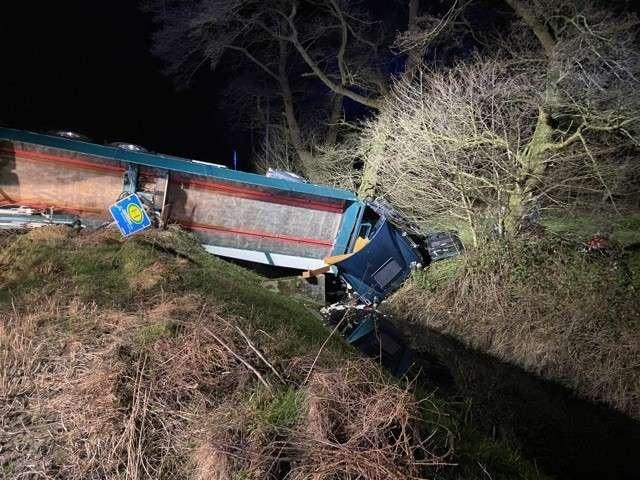 POL-AUR: Aurich-Tannenhausen - Sattelzug kam von Fahrbahn ab