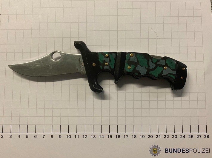 BPOL NRW: Joint im Hbf geraucht - Bundespolizei stellt 60-Jährigen mit Messer