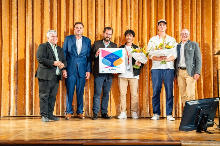 Sebastian Lechle und sein Bruder Andreas wurden für ihr Konzept Mmaah! ausgezeichnet. Stefan Schmidt, MdB (Bündnis 90/Die Grünen), BdS-Präsident Matthias Kutzer, BdS-Hauptgeschäftsführer Markus Suchert und BdS-Vizepräsident Ingo Gugisch gratulieren den Preisträgern. / Weiterer Text über ots und www.presseportal.de/nr/156852 / Die Verwendung dieses Bildes für redaktionelle Zwecke ist unter Beachtung aller mitgeteilten Nutzungsbedingungen zulässig und dann auch honorarfrei. Veröffentlichung ausschließlich mit Bildrechte-Hinweis.