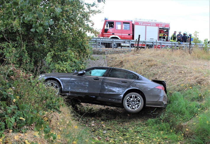 POL-VIE: Grefrath: Alleinunfall endet im Graben - Fahrer flüchtet zu Fuß