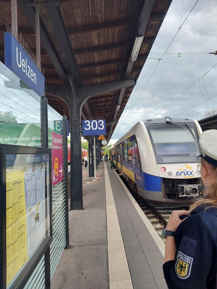 BPOL-HB: Bundespolizei stellt Mann mit Messer im Zug. Ein teurer Verstoß: 1000,- EUR Zwangsgeld an Ort und Stelle eingezogen.